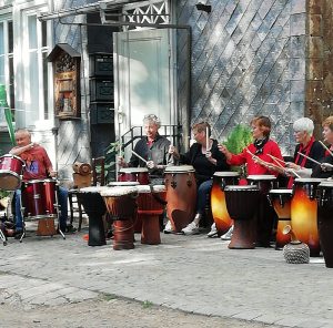 Die Trommelgruppe AMLIMA aus Nordhausen tritt auf dem Sommerfest auf